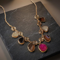 Collier bohème multicolore pour femmes, avec un design de bijoux artisanal, accessoire de mode tendance pour les soirées.