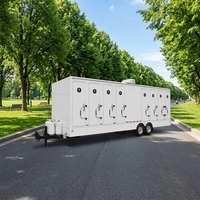 Remorque mobile de toilettes extérieures portables de style européen pour parcs en matériau de panneau sandwich