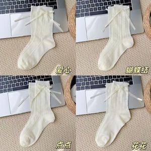 Calcetines a media pantorrilla con diseño de lazo, calcetines transpirables para mujer para primavera y verano, patrón de puntos, fibra de poliéster - Product Image 4