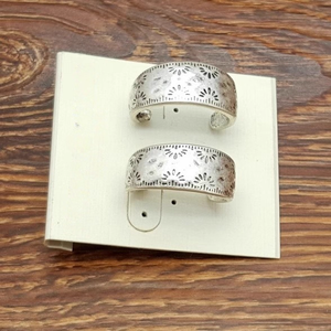 ต่างหูแฟชั่นสไตล์ยุโรปและอเมริกา ดีไซน์หรูหรา ทรงโค้งใหญ่ ลายโดดเด่น สำหรับผู้หญิง - Product Image 4