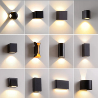 Lampe d'extérieur à LED Éclairage économiseur d'énergie Lampes de couloir de balcon Colonne de jardin Angle réglable Lampe murale à LED personnalisée
