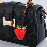 Breloque de sac 3D personnalisée en forme de fraise, porte-clés en résine avec sangle en cuir, pendentif fruit mignon pour sac à main, porte-clés de voiture OEM/ODM