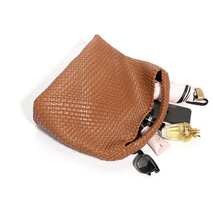 Sac fourre-tout décontracté et tendance en PU tissé à la main pour femme, style coréen, grande capacité, sacs souples à porter sous le bras avec pochette, neuf <span class=keywords><strong>de</strong></span> l'usine - Product Image 5