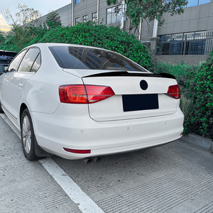 สปอยเลอร์หลังทรง M4 สำหรับรถยนต์ Volkswagen Sagitar ปี 2011-2018 สีดำเงา ลายคาร์บอนไฟเบอร์ วัสดุ ABS แบบ Ducktail - Product Image 1