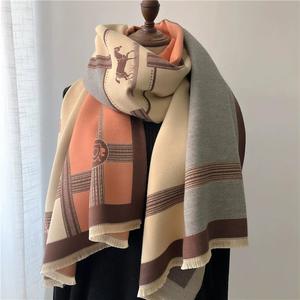 Écharpe longue réversible en polyester pour femme, châle chaud d'hiver, idéal pour le quotidien, cadeau élégant pour femme, grande écharpe couverture - Product Image 1