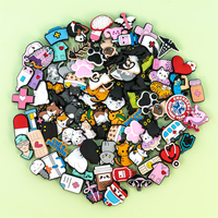 Nuevos dijes de PVC para zapatos, 2D, personalizados, de dibujos animados, bonitos y divertidos, accesorios de decoración para zuecos, venta al por mayor directa de fábrica