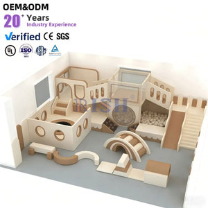 Aire de jeux intérieure en bois avec mur d'escalade et piscine à balles pour enfants - Product Image 1