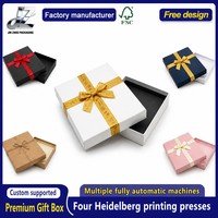Boîte cadeau personnalisable en satin blanc avec ruban doré, plusieurs tailles disponibles, emballage nid d'abeille