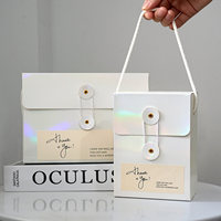 Boîte cadeau pliable de style enveloppe en papier holographique irisé élégante et portable, boîte à café, thé, pâtisserie avec poignées