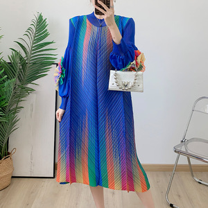 Vendita Diretta dalla Fabbrica Abito Plissettato Miyake con Stampa, Vestito Midi Ampio con Maniche a Fiore, Metodo di Tessitura Ecologico - Product Image 1