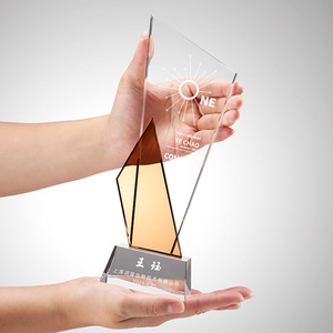 Trophée en cristal personnalisé HBL en forme de lame, coloré, haut de gamme, élégant, pour récompenses annuelles et souvenirs d'affaires - Product Image 4