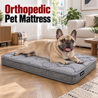 Matelas orthopédique pour chien avec une hauteur totale de 8 cm et un noyau en fibre de coco naturelle sous un matelassage texturé gris ondulé