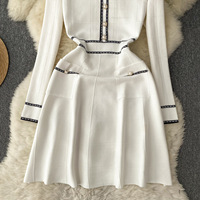 Robe pull élégante pour femme avec bordure contrastante, boutons perlés, manches longues, coupe trapèze évasée, longueur midi, tenue de travail automne-hiver 2026