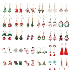 Pendientes de botón creativos y de moda con diseño de árbol de Navidad, copo de nieve, alce y campana, bonitos, de aleación con diseño de aceite goteante, para fiestas - Product Image 1