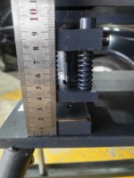 Machine à poinçonner pour verrous de volets roulants