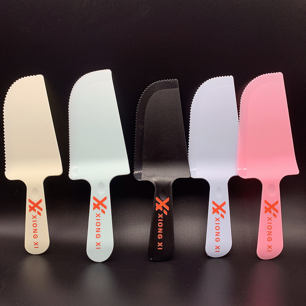Durable Plastic Cake Knife Food Grade Custom Logo Available Strong and Break Resistant Perfect for Cakes and Desserts