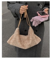 Sac à bandoulière Zeyu élégant en fausse fourrure moelleuse pour femme, sac hobo d'hiver à double chaîne, silhouette souple, sac à main en fausse fourrure écologique ODM / OEM