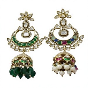 Boucles d'oreilles chandelier plaquées or élégantes avec pierres en zircon et perles pour femmes, style vintage, pour mariage et soirées. - Product Image 2