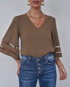 Blusa de mujer con cuello en V y paneles de malla, manga 3/4 acampanada, estilo holgado - Product Image 3