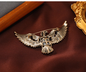 Broche de Strass com Águia em Asas Deslizantes, Banhado a Ouro Antigo, Estilo Vintage, Robusto e Marcante, para Eventos Noturnos e Galas - Product Image 4
