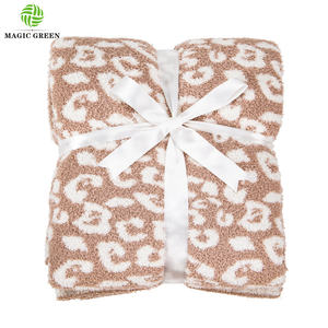 بطانية مريحة مخصصة بنقشة الفهد باللون الأخضر السحري، مصنوعة من البوليستر 100٪ - Product Image 4