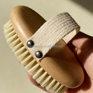 فرشاة جسم خشبية بشعار مخصص وشعيرات نايلون، تصميم بيضاوي بسيط للتدليك والتقشير أثناء الاستحمام وتنظيف البشرة الجافة - Product Image 2