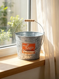 Pot en zinc Carol Wholesale de 7,5 pouces avec poignée en bois, style américain, imprimé « Hello Fall », pot à fleurs en métal galvanisé pour la maison, le jardin et l'intérieur - Product Image 5