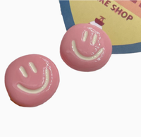 100 PIÈCES/SAC Breloques en résine visage souriant jaunes, rouges, bruns, bleus, pêche, violets pour slime, coques de téléphone, porte-clés, décoration artisanale DIY
