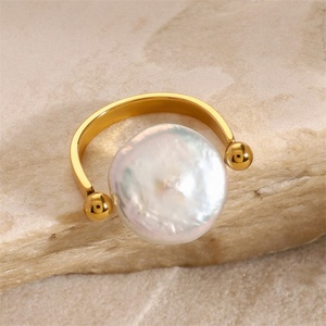 Bague de luxe tendance en acier inoxydable plaqué or avec breloque perle ronde pour femme - Product Image 4