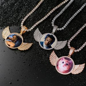 Medaglioni di memoria personalizzati con ciondolo con foto collana con ali d'angelo <span class=keywords><strong>nome</strong></span> inciso 14K con zircone cubico collana con foto gioielli Hip Hop - Product Image 2