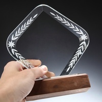 Op maat gemaakte kristallen award-trofee met houten voet, premium glazen plaquette, ideaal voor werknemerswaardering & kwartaalprijsverdeling