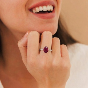 Anillo Ovalado de Rubí en Plata de Ley 925, Anillo de Compromiso con Rubí Natural, Banda Delicada con Diamantes, Regalo de Piedra de Nacimiento de Julio para Ella - Product Image 6