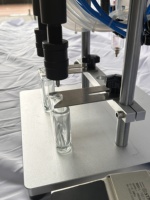 Machine de remplissage sous vide pneumatique semi-automatique à haute précision à 2 buses pour flacons de parfum et diffuseurs d'huiles essentielles en verre