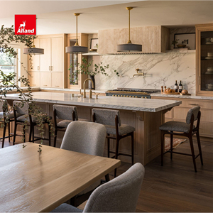 Armoire de cuisine élégante et compacte avec détails cannelés, porte en chêne blanc et bar à café en marbre Calacatta pour nouvelle construction - Product Image 3