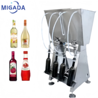 Machines de remplissage de boissons de jus de fruits et spiritueux de table Remplisseur manuel par gravité à 4 becs Machine de remplissage d'eau de bouteille d'huile essentielle de bière