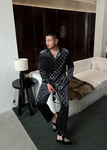 Pijamas de terciopelo europeo, adecuados para hombres y mujeres, trajes, pantalones de manga larga con estampado de letras grises, calidad de uso - Product Image 4