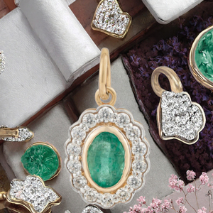 Colgante de Corazón Chapado en Oro con Corte Esmeralda y Piedra Verde, Engaste Minimalista con Halo Floral, Joyería para Uso Diario - Product Image 2