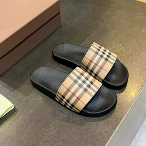 Chaussons d'été 2026 à motif à carreaux avec semelles souples en caoutchouc, confortables et antidérapants pour hommes et femmes - Product Image 1