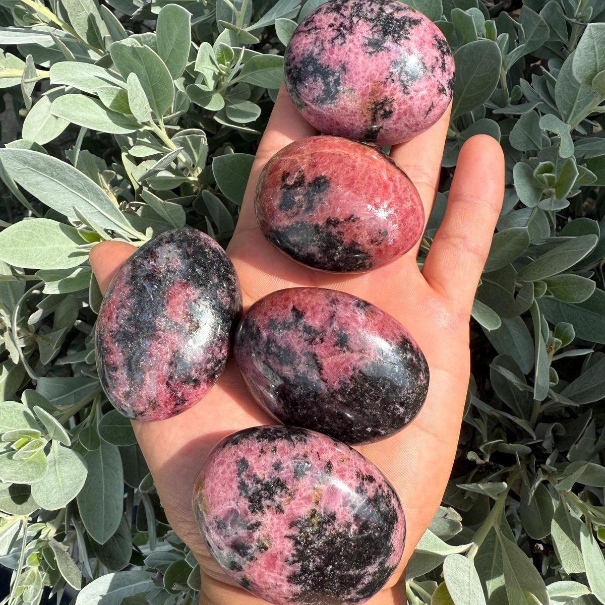 หินโรโดไนต์ทรงฝ่ามือ