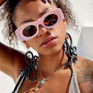 Gafas de Sol Rectangulares Modernas al por Mayor, Color Rojo y Azul, de Pierna Ancha, Protección UV400, para Hombre y Mujer, 2021 - Product Image 1