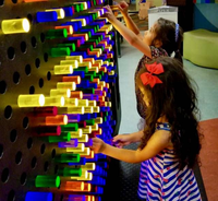 Juego de pared para niños pequeños, patio interior, luz interactiva, juego de pared, tablero de clavijas LED para niños, Sala sensorial, Museo de Ciencia