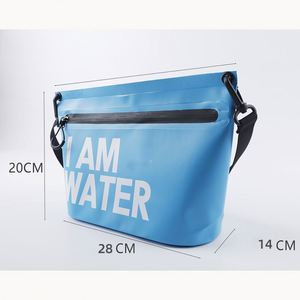 Sac messager minimaliste en PVC imperméable pour les sorties en bateau, pour protéger passeports, argent et cartes du contact avec l'eau - Product Image 2