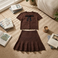 Ensemble deux pièces pour femme : Cardigan court à col rond et manches courtes en maille respirante, couleur unie, avec nœud, et mini-jupe trapèze taille haute au-dessus du genou