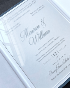 Bụi màu xanh sang trọng dập nổi Monogram bìa cứng lời mời đám cưới màu trắng túi gấp lời mời với chi tiết thẻ - Product Image 4