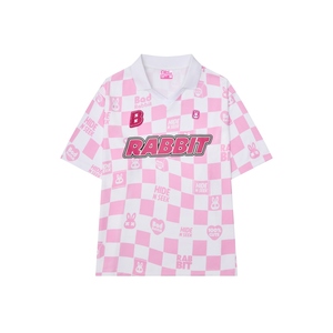 Camiseta de punto doble 100% poliéster con cuello polo a cuadros rosa y blanco, diseño de conejo y leche de fresa, corte holgado informal. - Product Image 1