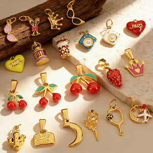 Iconos del Viaje Diario | Dijes de Avión y Cámara de Acero Inoxidable Chapados en Oro PVD de 18K para la Creación de Joyería DIY |   Colgantes Impermeables - Product Image 1