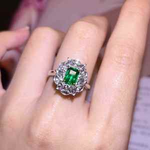 Bague en émeraude naturelle de qualité collectionneur Muzo Green Zambia 0,9 ct, halo de diamants en or 18 carats, 19 pierres, 0,974 ct, bijou de luxe - Product Image 2