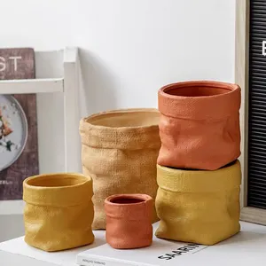 Varanda de casa moderna, varanda com design exclusivo para casa, mini vaso de flores de cimento com suculentas