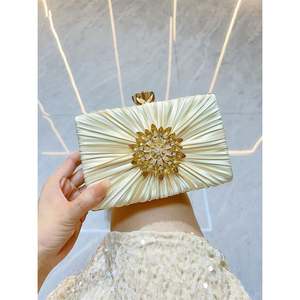 Pochette con anello con teschio - Product Image 4