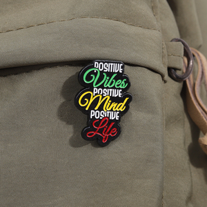 Spille in Smalto Personalizzate 'Positive Vibes Mind Life', Distintivo 'Resta Ottimista', Gioiello Regalo per Amici, Design Personalizzato - Product Image 3